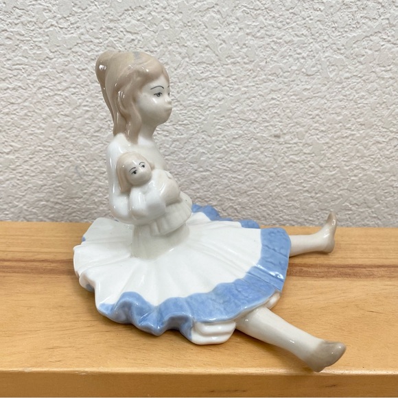 Vintage D’ART S.A. Blue/White Porcelain Sitting Girl Holding A Doll Figurine - Picture 2 of 14